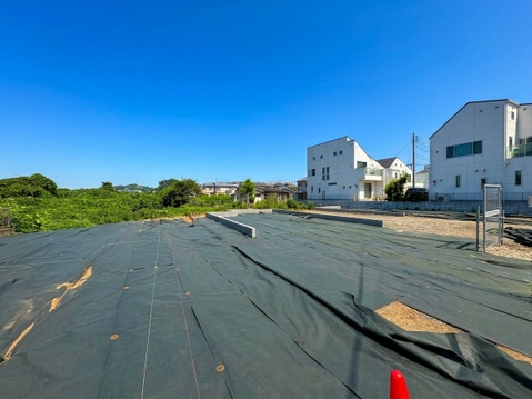 住宅地の更地で整地作業が進んでいる現場の様子