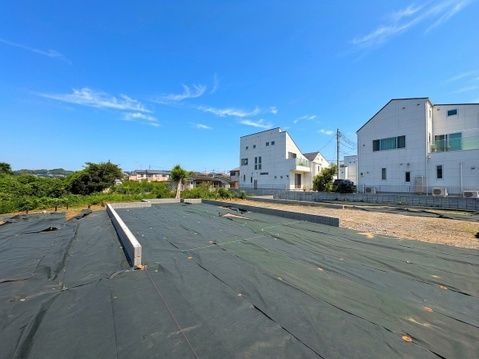 新築住宅が並ぶ静かな街並みと広い土地の外観