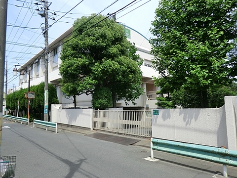 府中市立新町小学校　距離約250m