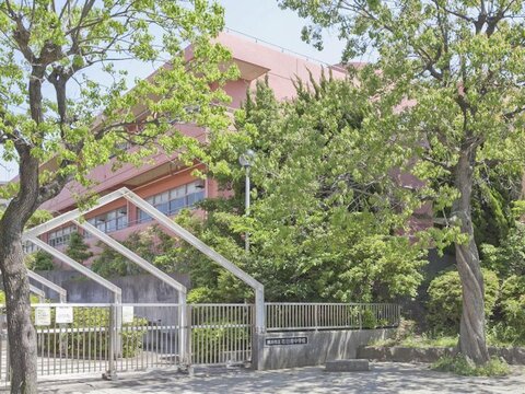 横浜市立荏田南中学校　距離約1900m