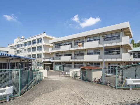 横浜市立東野中学校　距離約1500m