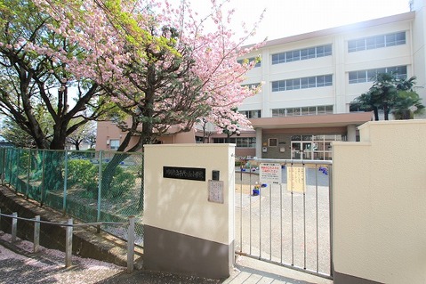 川崎市立千代ヶ丘小学校まで約270m