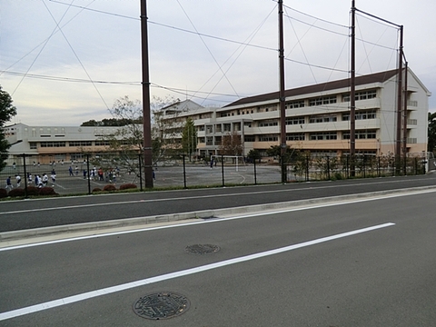 横浜市立十日市場中学校　距離約900m
