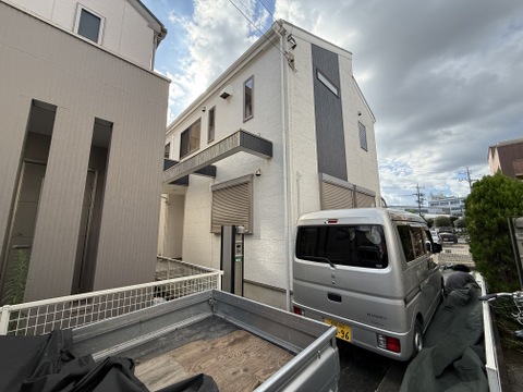 3階建ての住宅外観、狭い道路に面した住宅街の様子