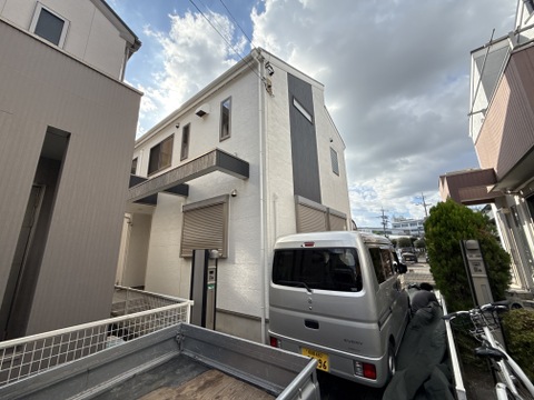 3階建ての住宅、車庫付きの外観