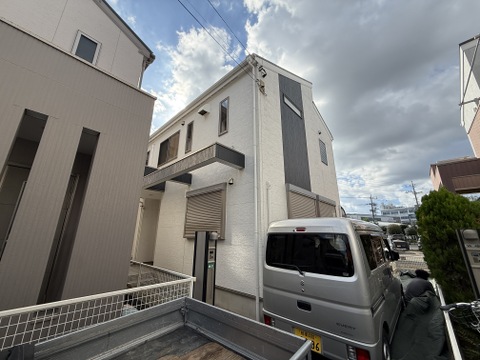 3階建て住宅と敷地内駐車スペースの外観です