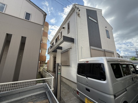狭小地に建つ3階建て住宅と駐車スペース