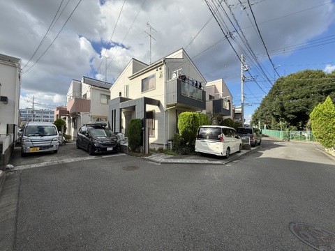 住宅街にある駐車スペース付きの戸建て外観です