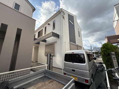 3階建ての住宅外観と駐車スペースの様子