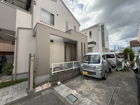 住宅街にある、車が停まった外観の物件