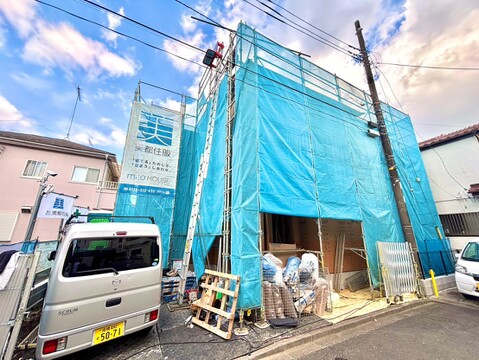 建設中の住宅外観、青いシートで覆われています