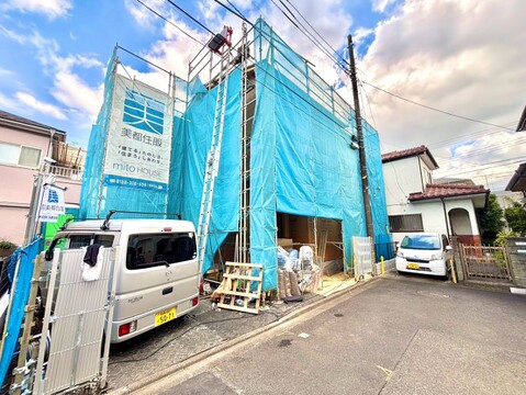 建築中の住宅外観、車2台駐車可能なスペースあり
