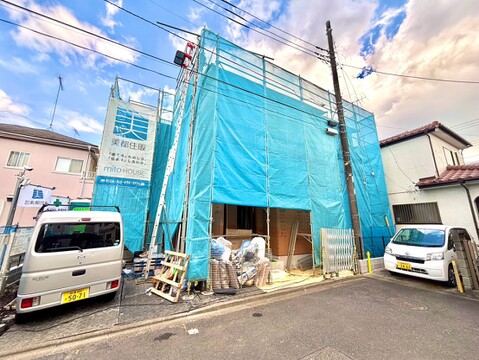 建築中の戸建て物件、車2台駐車可能なスペースあり