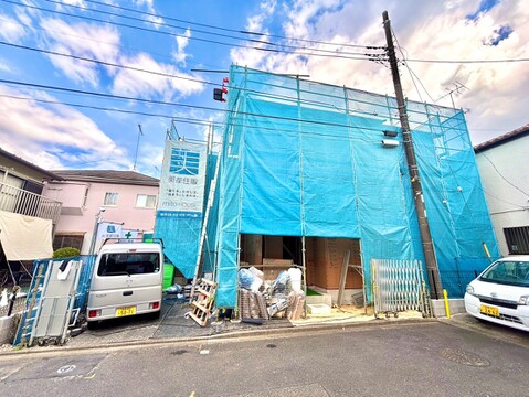 建築中の住宅で、青いシートで覆われている外観です