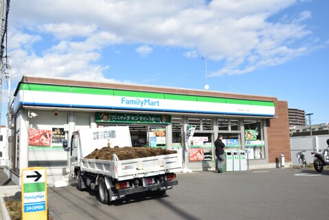 ファミリーマート　厚木栄町二丁目店　距離約450m