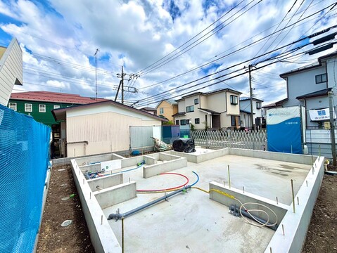 建築基礎部分が見える住宅用地の様子