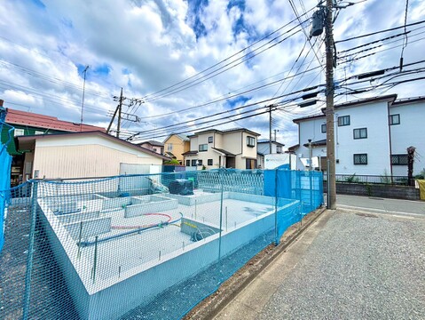 住宅街にある更地の土地の様子