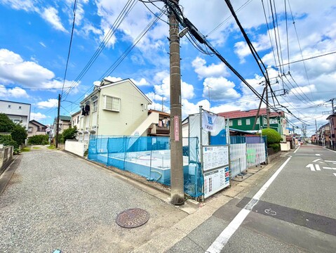 住宅街にある角地の物件の外観です