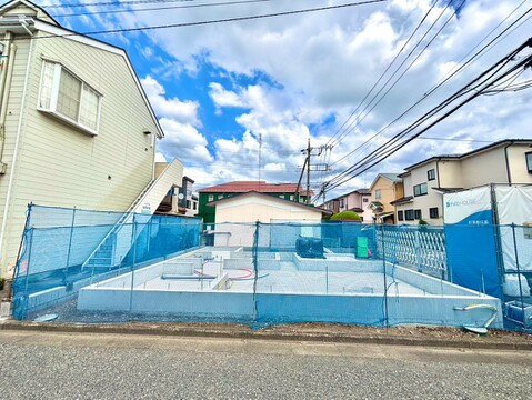 敷地全体が囲まれた住宅用地の外観です