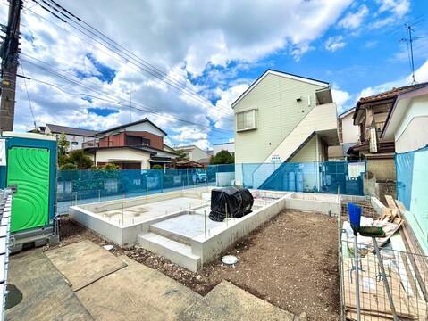 住宅街にある整地された建築予定地の様子