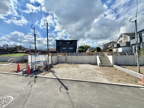 住宅街の建築予定地の前面道路と周辺環境の様子