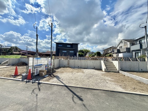 建築予定の更地と周囲の住宅が見える現地写真です