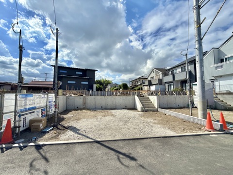 建築工事中の住宅用地、整地済みで周辺は住宅街です