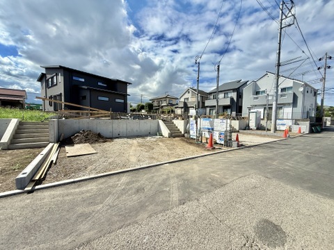 住宅地の道路沿いにある更地の物件です