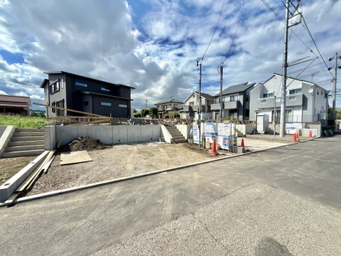 建築前の更地で周辺は住宅街と道路です