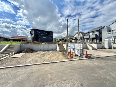 住宅街の空き地に整備された土地の様子です