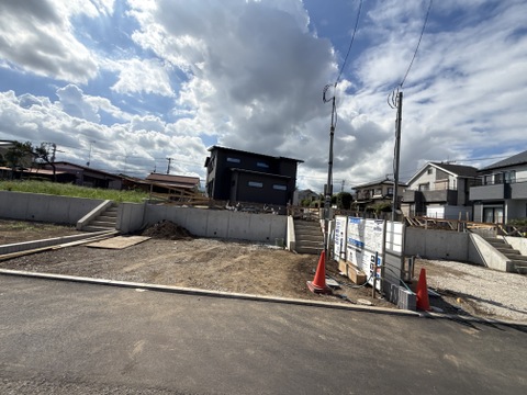 住宅が建つ造成地の様子土地の区画が分かれている