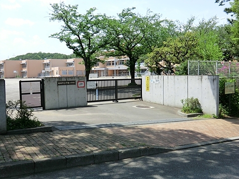 稲城市立平尾小学校　距離約800m