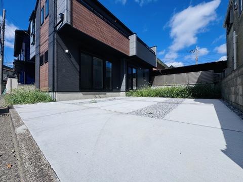 新築の戸建住宅外観と駐車スペースの様子