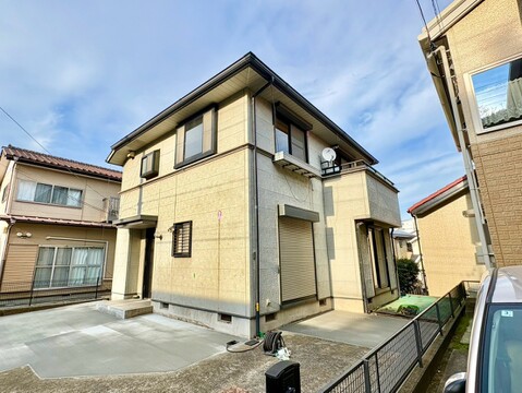 2階建ての住宅外観、駐車スペースあり