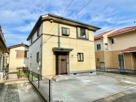 駐車スペース付きの2階建て住宅の外観
