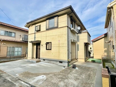 2階建て、駐車スペース付きの住宅外観