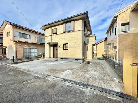2階建て住宅の外観と駐車スペースの様子です