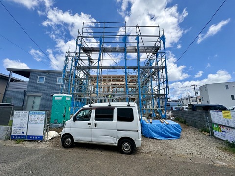 建築中の住宅外観と駐車可能なスペース