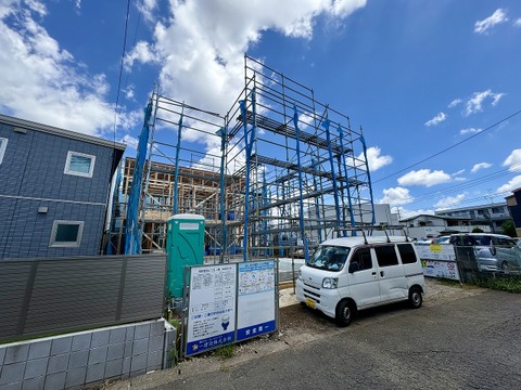 建築中の住宅外観と駐車スペースの様子