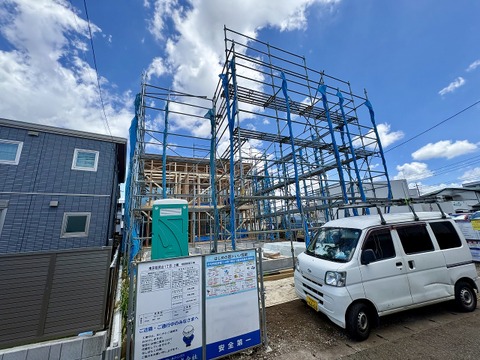 建築中の戸建て物件の外観と駐車スペース