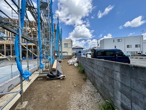 建築中の物件外観と隣接する道路の様子