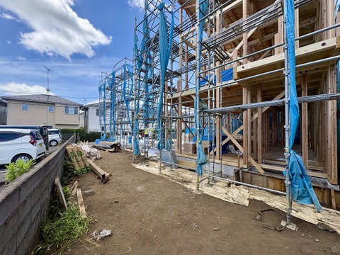 建築中の住宅の外観足場が組まれている様子