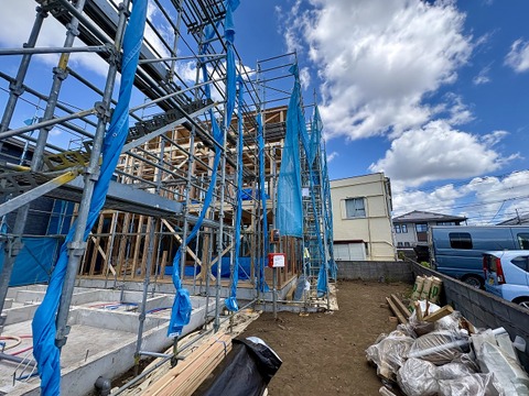 建築中の木造住宅の外観と周辺の様子
