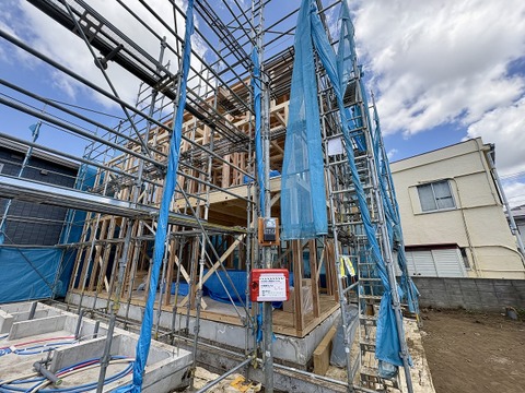 建築中の住宅外観の様子足場が組まれている段階です