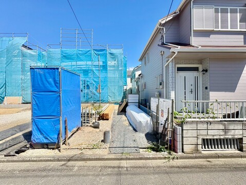 新築工事中の住宅と隣接する既存住宅の外観