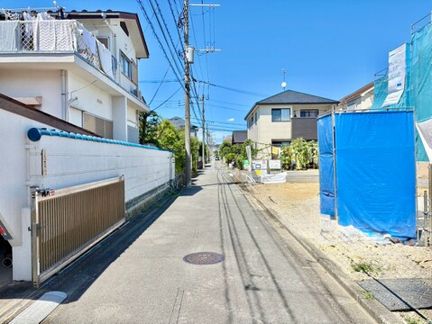 住宅街の静かな道沿いで、日当たりの良い周辺環境です