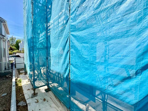 建築中の住宅でブルーシートに覆われています