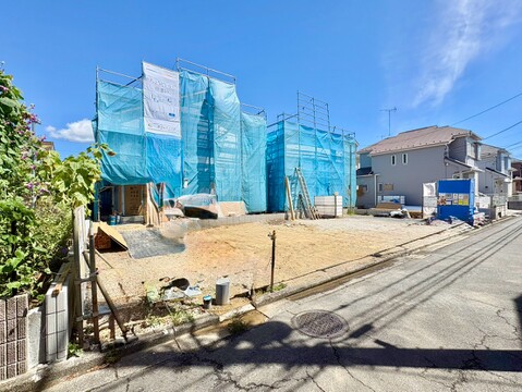 建築中の住宅が並ぶ整った住宅街の更地です