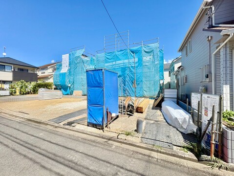 建築中の戸建て住宅、整備された住宅街の一角