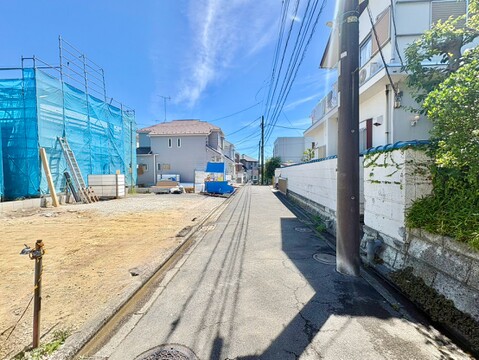 住宅街の静かな通りに面した更地の物件です